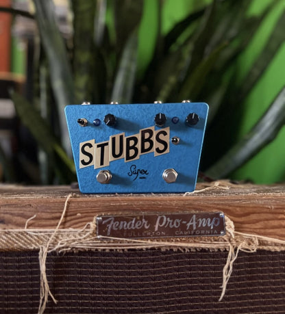 The Stubbs fuzz + boost pedal by Súper Pedals, front view on a Fender Pro-Amp